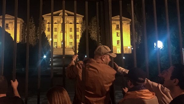 Граждане собираются перед зданием Парламента Армении (2 октября 2018). Еревaн Граждане собираются перед зданием Парламента Армении (2 октября 2018). Еревaн - Sputnik Արմենիա