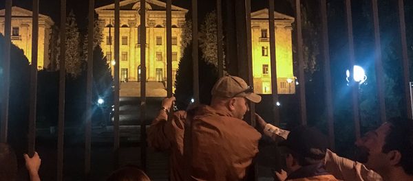 Граждане собираются перед зданием Парламента Армении (2 октября 2018). Еревaн - Sputnik Արմենիա