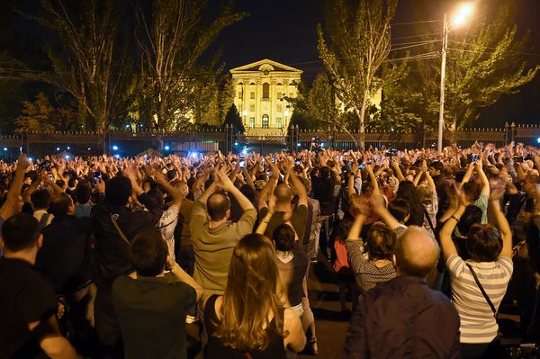 Граждане на проспекте Баграмяна, перед зданием Парламента Армении (2 октября 2018). Еревaн - Sputnik Армения