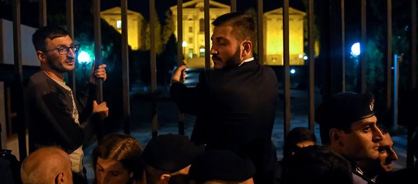Граждане на проспекте Баграмяна, перед зданием Парламента Армении (2 октября 2018). Еревaн Граждане на проспекте Баграмяна, перед зданием Парламента Армении (2 октября 2018). Еревaн - Sputnik Армения