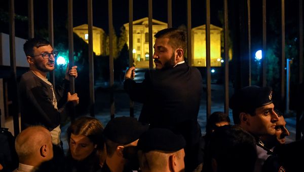 Граждане на проспекте Баграмяна, перед зданием Парламента Армении (2 октября 2018). Еревaн - Sputnik Армения