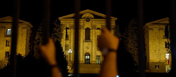 Граждане на проспекте Баграмяна, перед зданием Парламента Армении (2 октября 2018). Еревaн - Sputnik Արմենիա