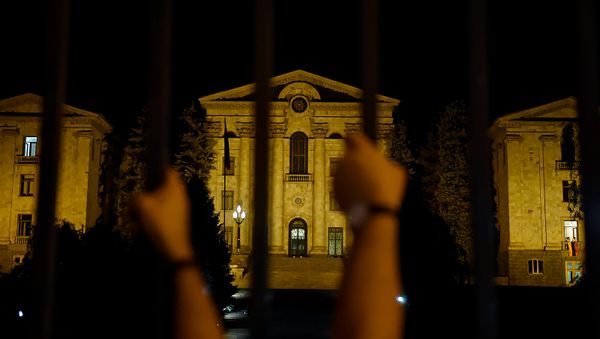 Граждане на проспекте Баграмяна, перед зданием Парламента Армении (2 октября 2018). Еревaн - Sputnik Արմենիա