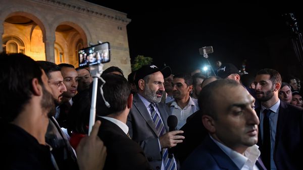Премьер-министр Никол Пашинян перед зданием Парламента (2 октября 2018). Еревaн - Sputnik Արմենիա