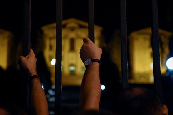Граждане на проспекте Баграмяна, перед зданием Парламента Армении (2 октября 2018). Еревaн - Sputnik Армения