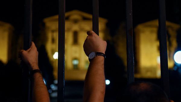 Граждане на проспекте Баграмяна, перед зданием Парламента Армении (2 октября 2018). Еревaн - Sputnik Армения