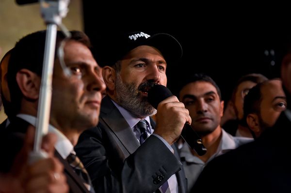 Премьер-министр Никол Пашинян на митинге перед зданием Парламента (2 октября 2018). Еревaн - Sputnik Армения