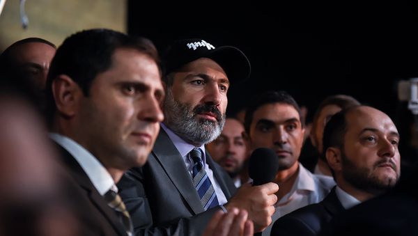 Премьер-министр Никол Пашинян на митинге перед зданием Парламента (2 октября 2018). Еревaн Премьер-министр Никол Пашинян на митинге перед зданием Парламента (2 октября 2018). Еревaн - Sputnik Армения