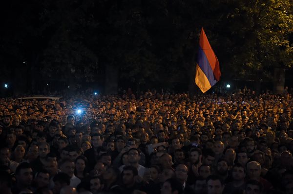 Граждане на проспекте Баграмяна, перед зданием Парламента Армении (2 октября 2018). Еревaн - Sputnik Армения