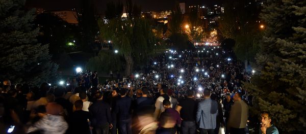 Сторонники премьер-министра Никола Пашиняна во дворе Парламента Армении (2 октября 2018). Еревaн - Sputnik Արմենիա