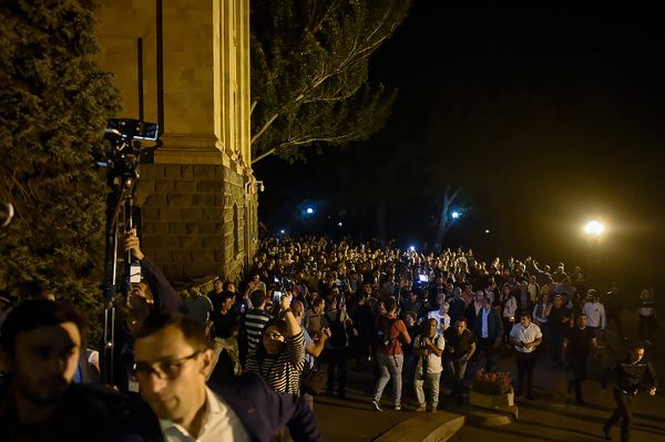 Сторонники премьер-министра Никола Пашиняна входят во двор Парламента Армении (2 октября 2018). Еревaн - Sputnik Армения