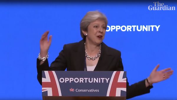 Тереза Мэй танцует на сцене на конференции Tory party - Sputnik Армения