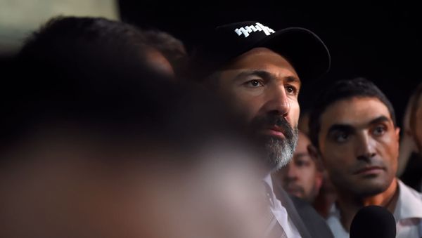 Премьер-министр Никол Пашинян на митинге перед зданием Парламента (2 октября 2018). Еревaн - Sputnik Армения