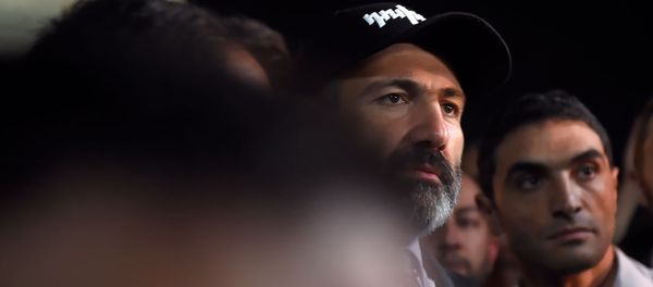 Премьер-министр Никол Пашинян на митинге перед зданием Парламента (2 октября 2018). Еревaн - Sputnik Армения