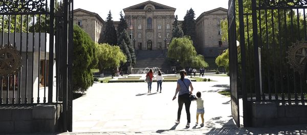 Ворота в парк парламента Армении открылись для граждан - Sputnik Армения