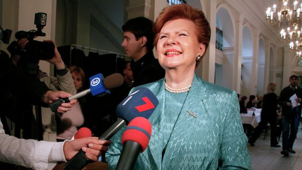 Экс-президент Латвии Вайра Вике-Фрейберга дает интервью во время выборов в Европарламент и местные органы власти (6 июня 2009). Рига - Sputnik Армения