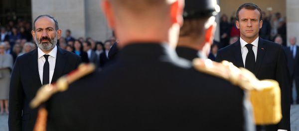 Премьер-министр Армении Никол Пашинян и президент Франции Эмануэль Макрон на церемонии прощания с Шарлем Азнавуром (5 октября 2018). Париж - Sputnik Армения