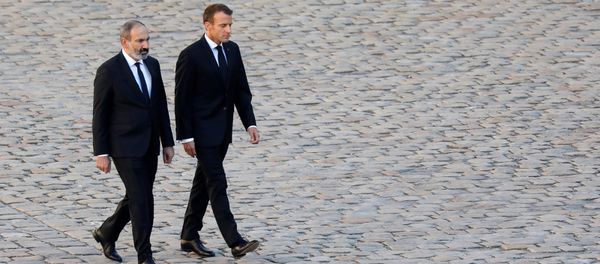 Премьер-министр Армении Никол Пашинян и президент Франции Эмануэль Макрон на церемонии прощания с Шарлем Азнавуром (5 октября 2018). Париж - Sputnik Արմենիա