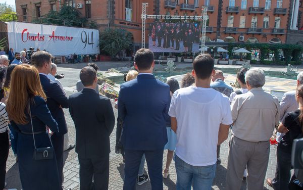 Люди на площади Азнавура следят за прямым эфиром церемонии прощания с Шарлем Азнавуром в Париже (5 октября 2018). Ереван - Sputnik Армения