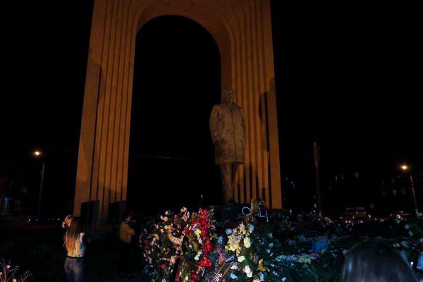 Жители Грюмри поднесли цветы и зажженые свечи к памятнику Азнавуру - Sputnik Армения