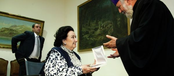 Каталикос Гарегин II дарит крест испанской оперной певице Монсеррат Кабалье (10 июня 2013). Эчмиадзин - Sputnik Արմենիա