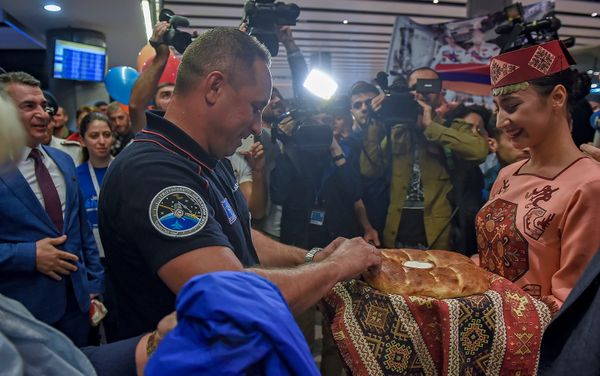 Встреча российского космонавта-испытателя Антона Шкаплерова в аэропорту Звартноц (6 октября 2018). Еревaн Встреча российского космонавта-испытателя Антона Шкаплерова в аэропорту Звартноц (6 октября 2018). Еревaн - Sputnik Армения