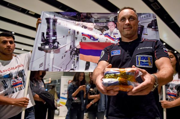 Встреча российского космонавта-испытателя Антона Шкаплерова в аэропорту Звартноц (6 октября 2018). Еревaн - Sputnik Армения