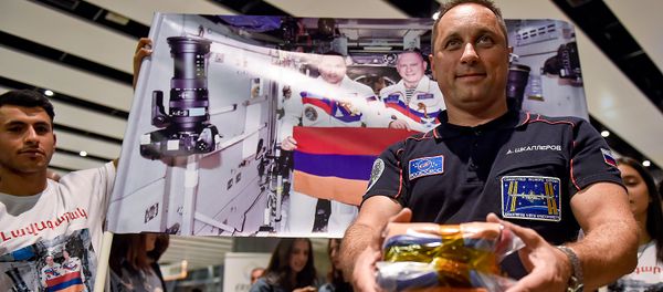 Встреча российского космонавта-испытателя Антона Шкаплерова в аэропорту Звартноц (6 октября 2018). Еревaн Встреча российского космонавта-испытателя Антона Шкаплерова в аэропорту Звартноц (6 октября 2018). Еревaн - Sputnik Армения