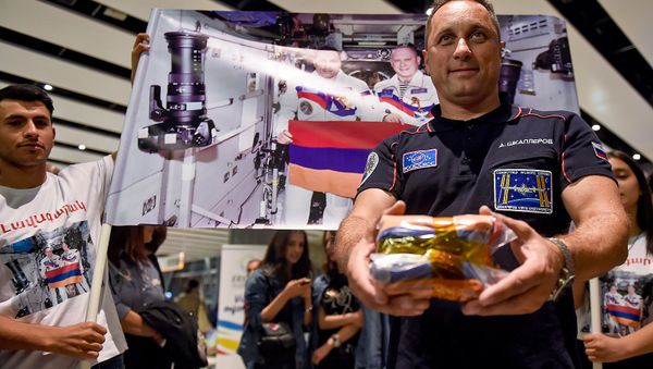 Встреча российского космонавта-испытателя Антона Шкаплерова в аэропорту Звартноц (6 октября 2018). Еревaн - Sputnik Армения