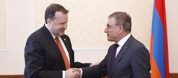 Встреча спикера Парламента Ара Баблояна с чрезвычайным и полномочным послом США  в Армении Ричардом Милзом (8 октября 2018). Еревaн - Sputnik Армения
