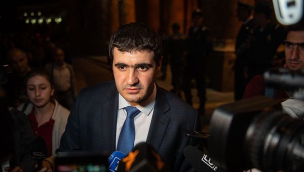Пресс-секретарь премьер-министра Армении Арман Егоян встретился с журналистами после встречи Пашинян-Царукян (8 октября 2018). Еревaн - Sputnik Армения