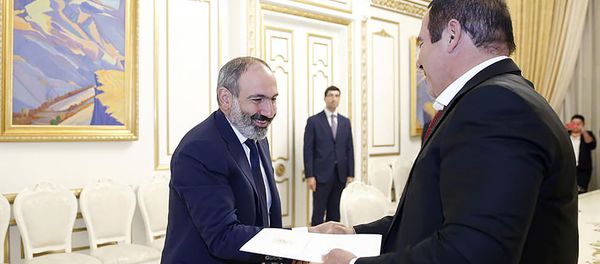 Встреча премьер-министра Никола Пашиняна и председателя партии Процветающая Армения Гагика Царукяна (8 октября 2018). Еревaн - Sputnik Армения