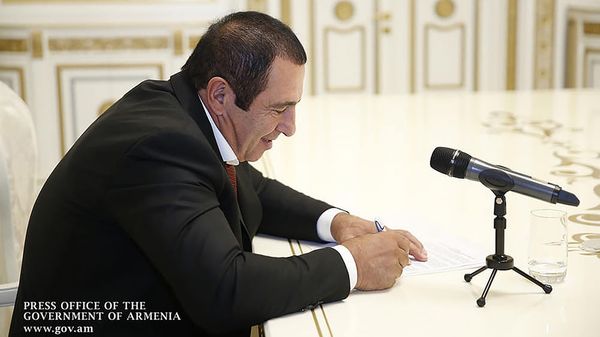 Встреча председателя партии Процветающая Армения Гагика Царукяна с премьер-министром Армении (8 октября 2018). Еревaн - Sputnik Армения