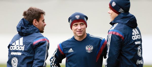 Игроки сборной России по футболу Георгий Щенников, Павел Мамаев, Александр Кокорин на тренировке (7 октября 2015). Химки Игроки сборной России по футболу Георгий Щенников, Павел Мамаев, Александр Кокорин на тренировке (7 октября 2015). Химки - Sputnik Армения