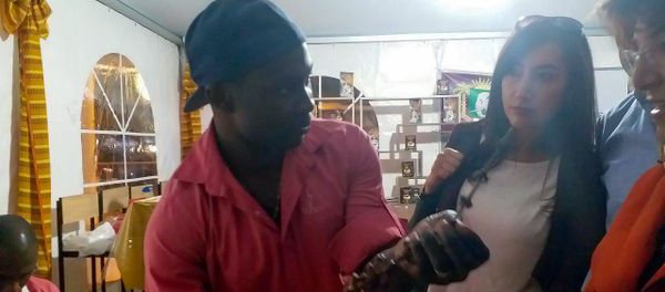Футболист из Кот д'Ивуара Яо Сильвен Куасси показывает ереванцам бобы какао - Sputnik Армения