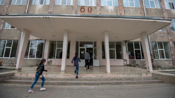 Школьники перед входом в школу села Коти - Sputnik Армения