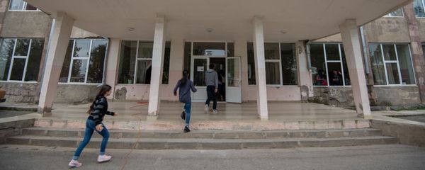 Школьники перед входом в школу села Коти Школьники перед входом в школу села Коти - Sputnik Армения