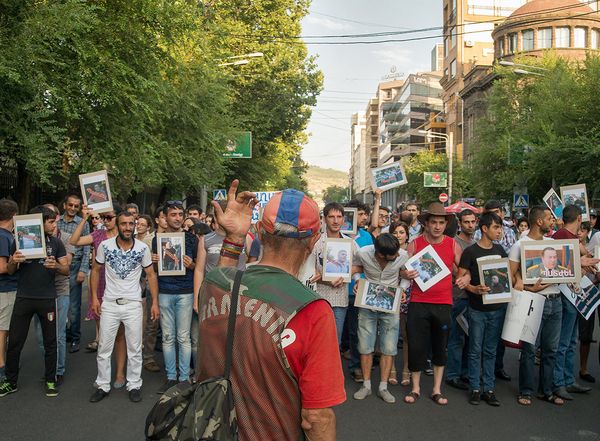 «Ո՛չ թալանին» շարժումը երթ է կազմակերպել դեպի Գլխավոր դատախազության շենք «Ո՛չ թալանին» շարժումը երթ է կազմակերպել դեպի Գլխավոր դատախազության շենք - Sputnik Արմենիա