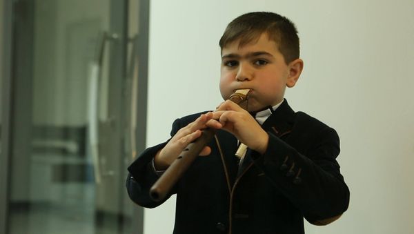 Փոքրիկ դուդուկահարը, ով չի հավատում Ձմեռ Պապիկին - Sputnik Արմենիա