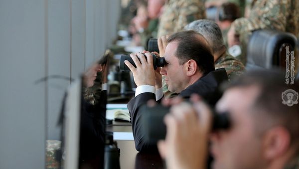 Давид Тоноян посетил совместные армяно-российские военные учения на полигоне имени маршала Баграмяна (10 октября 2018). Еревaн Давид Тоноян посетил совместные армяно-российские военные учения на полигоне имени маршала Баграмяна (10 октября 2018). Еревaн - Sputnik Армения