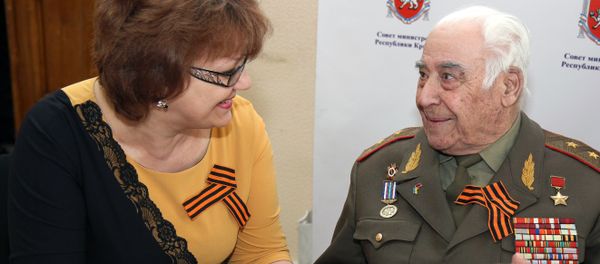 Министр соц.политики Крыма Елена Романовская поздравляет ветерана ВОВ, Героя СССР Ашота Аматуни с Днем Победы (7 мая 2014). Симферополь Министр соц.политики Крыма Елена Романовская поздравляет ветерана ВОВ, Героя СССР Ашота Аматуни с Днем Победы (7 мая 2014). Симферополь - Sputnik Армения