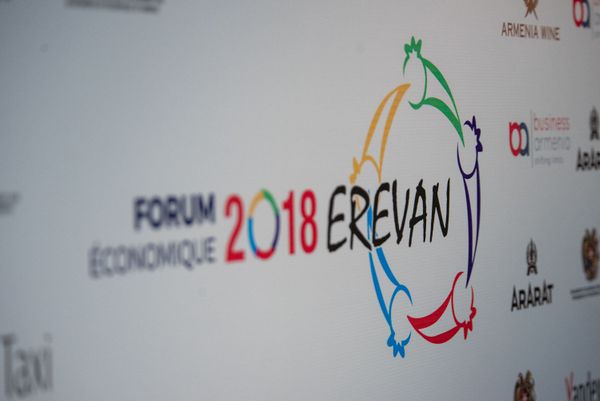 Баннер с логотипом бизнес-форума в центре креативных технологий Тумо Баннер с логотипом бизнес-форума в центре креативных технологий Тумо - Sputnik Армения