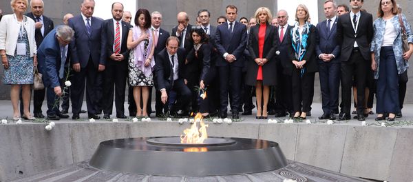 Президент Франции Эмануэль Макрон возложил цветы в мемориальном комплексе Цицернакаберд (11 октября 2018). Ереван - Sputnik Армения