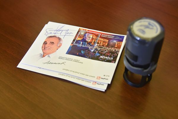 Марка, посвященная Шарлю Азнавуру, из серии Всемирно известные армяне - Sputnik Армения