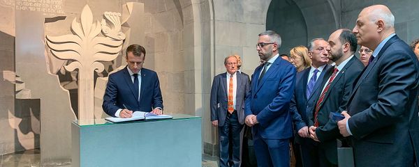 Президент Франции Эммануэль Макрон оставил запись в книге почетных гостей в музее Геноцида армян (11 октября 2018). Еревaн - Sputnik Армения
