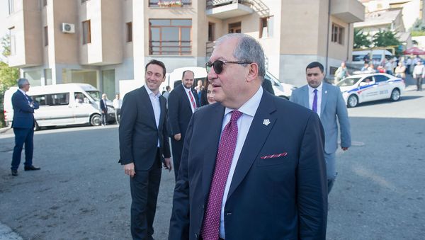Президент Армении Армен Саркисян перед центром Шарля Азнавура (11 октября 2018). Еревaн - Sputnik Армения