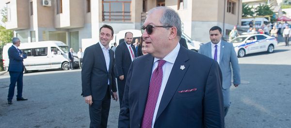 Президент Армении Армен Саркисян перед центром Шарля Азнавура (11 октября 2018). Еревaн - Sputnik Արմենիա