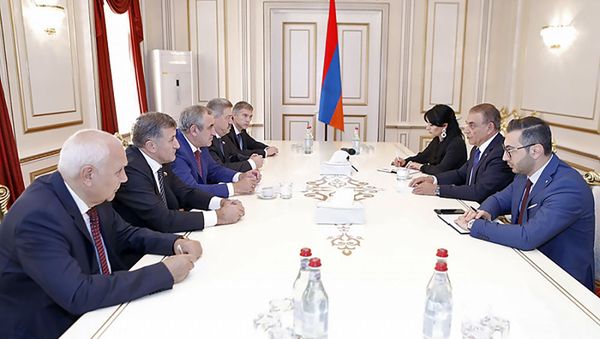 Спикер Парламента Армении Ара Баблоян принял вице-спикера Гос.Думы России Сергея Неверова (11 октября 2018). Еревaн - Sputnik Армения