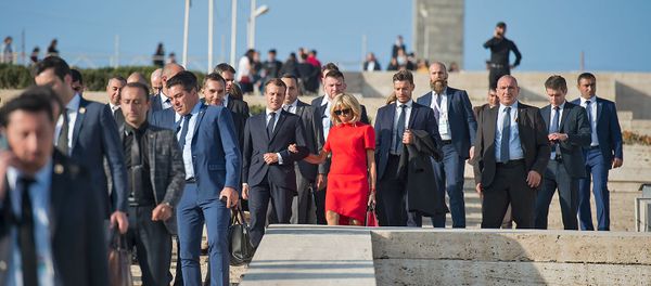 Президент Франции Эммануэль Макрон с супругой Брижит прогулялись по столице (11 октября 2018). Еревaн Президент Франции Эммануэль Макрон с супругой Брижит прогулялись по столице (11 октября 2018). Еревaн - Sputnik Армения