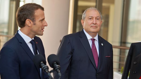 Президенты Армении и Франции Армен Саркисян и Эммануэль Макрон около центра Шарля Азнавура (11 октября 2018). Еревaн - Sputnik Армения